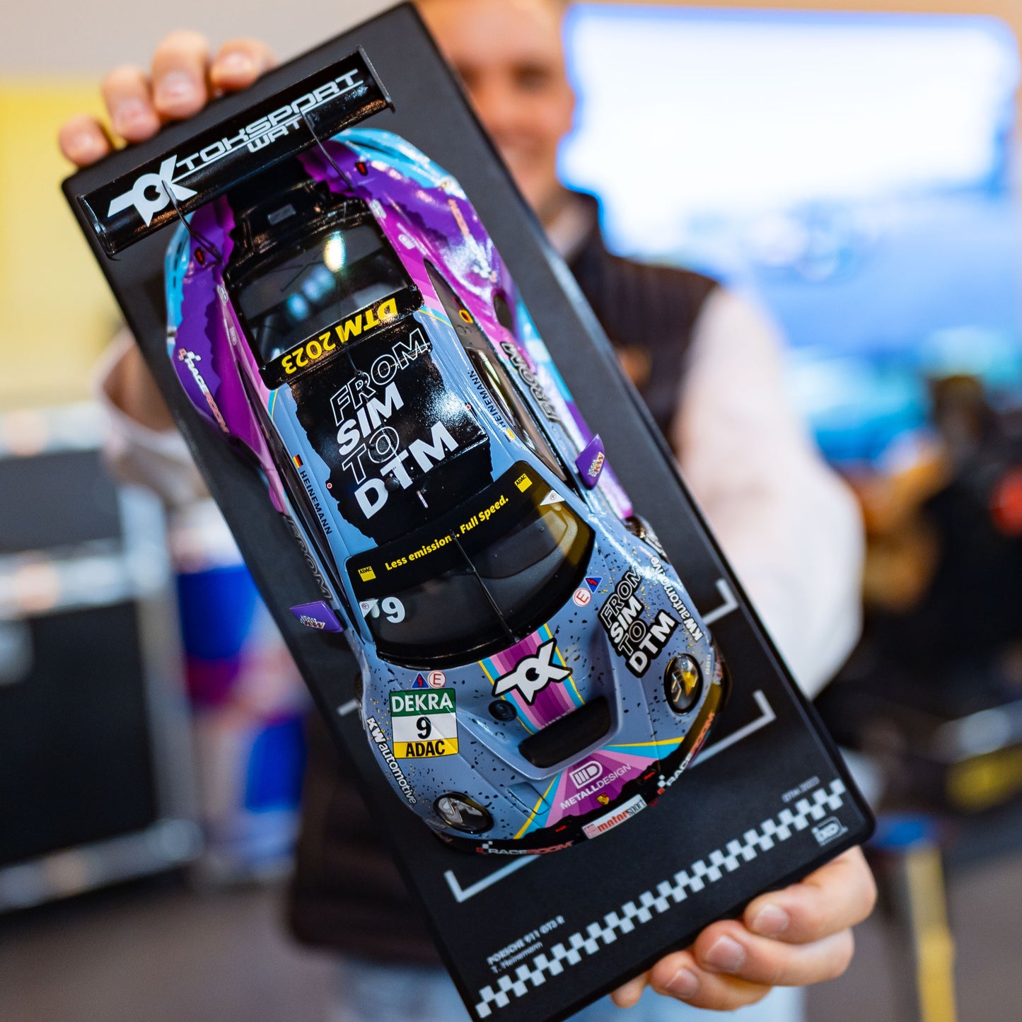 Modellauto Porsche 911 GT3 R (992) From Sim to DTM #9 DTM 2023 Toksport WRT Ixo Maßstab 1:18 Modellauto des Jahres 2025